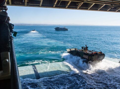 Zwei Amphibious Combat Vehicles des U.S. Marine Corps (USMC) verlassen das Welldeck des Docklandungsschiffes USS Somerset (LPD 25) der San-Antonio-Klasse.