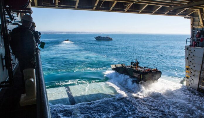 Zwei Amphibious Combat Vehicles des U.S. Marine Corps (USMC) verlassen das Welldeck des Docklandungsschiffes USS Somerset (LPD 25) der San-Antonio-Klasse.