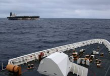Das US-Küstenwachschiff USCGC Munro verfolgt den Tanker Marinera vor dem Zugriff der Spezialkräfte.