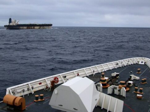 Das US-Küstenwachschiff USCGC Munro verfolgt den Tanker Marinera vor dem Zugriff der Spezialkräfte.