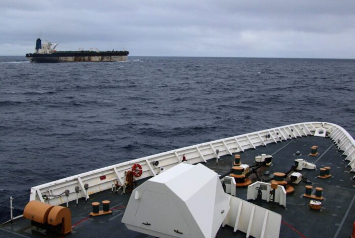 Das US-Küstenwachschiff USCGC Munro verfolgt den Tanker Marinera vor dem Zugriff der Spezialkräfte.