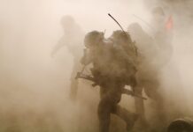 Nebel der Ungewissheit: Soldaten des Gebirgsjägerbataillons 233 auf dem Truppenübungsplatz Lehnin.