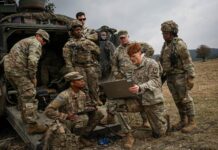 Ein Offizier des Artificial Intelligence Integration Center der U.S. Army demonstriert Soldaten des 8. Kavallerieregiments während der Übung „Allied Spirit 24” im Übungsgelände Hohenfels Drohnen-Testflüge und Software-Fehlerbehebungen.