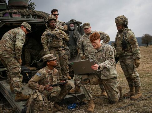 Ein Offizier des Artificial Intelligence Integration Center der U.S. Army demonstriert Soldaten des 8. Kavallerieregiments während der Übung „Allied Spirit 24” im Übungsgelände Hohenfels Drohnen-Testflüge und Software-Fehlerbehebungen.