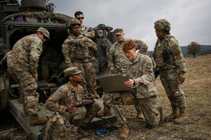 Ein Offizier des Artificial Intelligence Integration Center der U.S. Army demonstriert Soldaten des 8. Kavallerieregiments während der Übung „Allied Spirit 24” im Übungsgelände Hohenfels Drohnen-Testflüge und Software-Fehlerbehebungen.