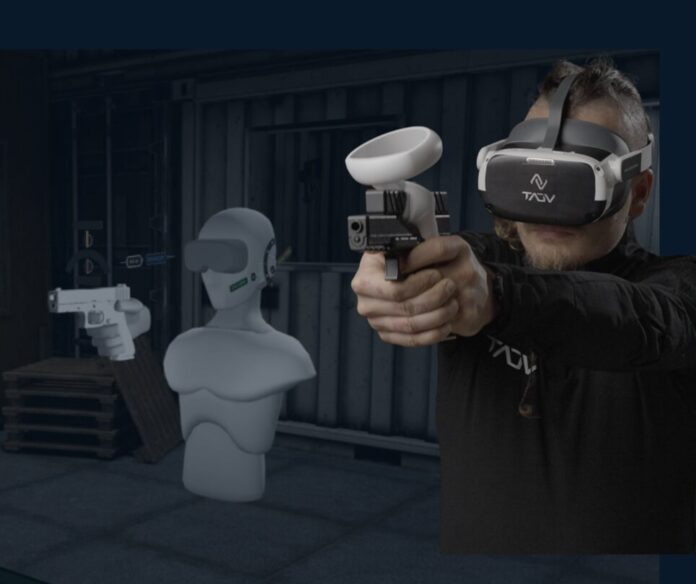 Das System von Eyeviation im Überblick und VR-Brille und dem Sensor auf der Handfeuerwaffe.
