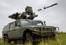 Thales RapidRanger – ein modulares, integriertes mobiles Waffensystem – feuert StarStreak ab.