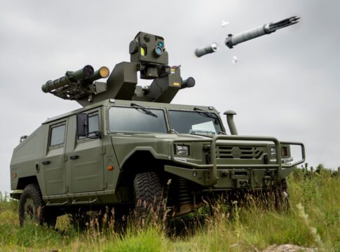 Die Rolle der schweren Plattformen: Wohin geht die Reise? 25 Thales RapidRanger – ein modulares, integriertes mobiles Waffensystem – feuert StarStreak ab.