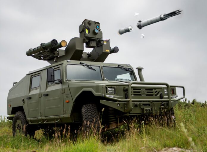 Thales RapidRanger – ein modulares, integriertes mobiles Waffensystem – feuert StarStreak ab.