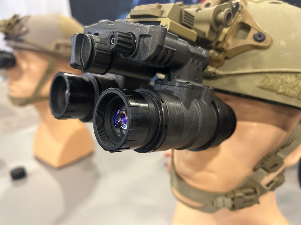 Weltpremiere der L3Harris Nova-Nachtsichtbrille 2 Die neue Nachtsichtbrille verfügt über einstellbare Diopter für beide Röhren, einen IR-Beleuchter für den Nahbereich, High-Gain-Einstellungen sowie eine automatische Abschaltung beim Wegklappen.