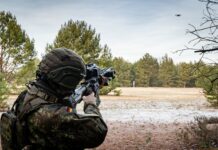 Fallschirmjäger mit Smartshooter SMASH X4-Feuerleitvisier auf ZF-Gewehr G27.
