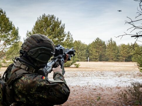 Fallschirmjäger mit Smartshooter SMASH X4-Feuerleitvisier auf ZF-Gewehr G27.