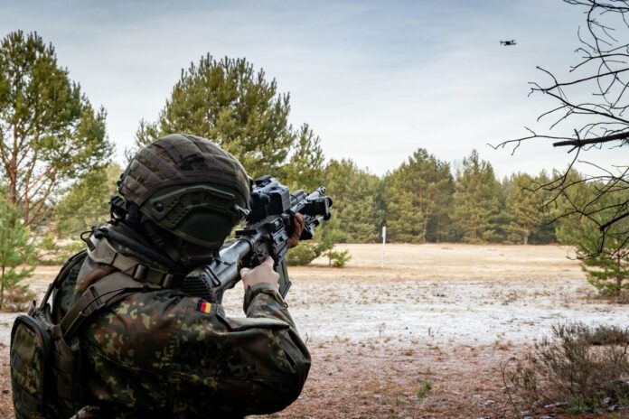 Fallschirmjäger mit Smartshooter SMASH X4-Feuerleitvisier auf ZF-Gewehr G27.