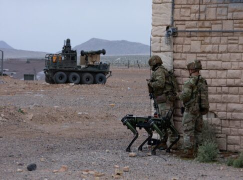 Im Rahmen ihres Programms Small Multi-Purpose Equipment Transport (S-MET) Vehicle erprobt die U.S. Army verschiedene besatzungslose Bodensysteme. Der Roboterhund dient vor allem zur Aufklärung.