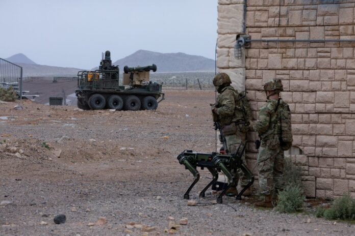 Im Rahmen ihres Programms Small Multi-Purpose Equipment Transport (S-MET) Vehicle erprobt die U.S. Army verschiedene besatzungslose Bodensysteme. Der Roboterhund dient vor allem zur Aufklärung.