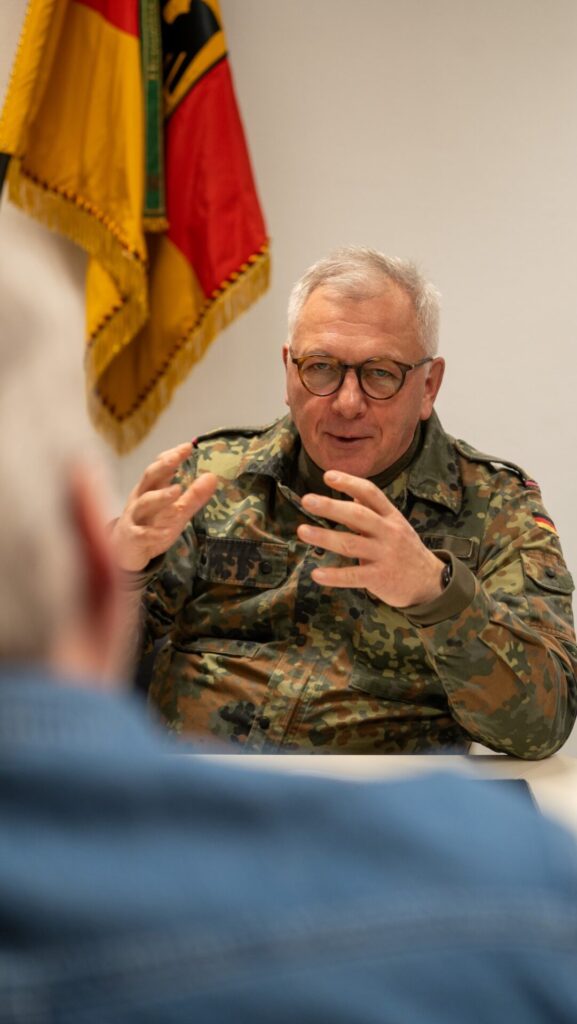 „Heimatschutz ist Kampf“ – Interview mit Generalmajor Henne 2 Generalmajor Henne im Gespräch mit Stefan Axel Boes, Chef vom Dienst von Soldat & Technik.