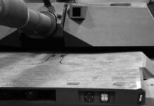 Ausschnitt von Turm und Wannenfront des M1E3-Prototypen. Auffällig sind die Sensoröffnung neben der Hauptwaffe und die beiden Luken vorn.