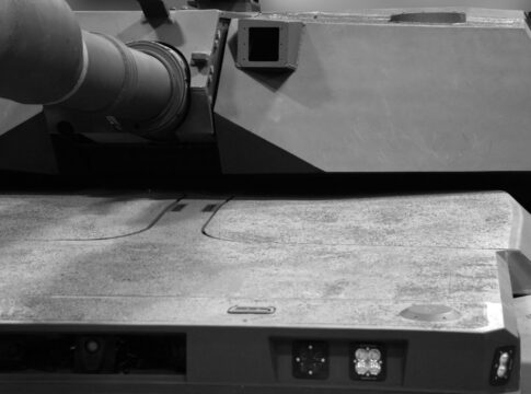Ausschnitt von Turm und Wannenfront des M1E3-Prototypen. Auffällig sind die Sensoröffnung neben der Hauptwaffe und die beiden Luken vorn.