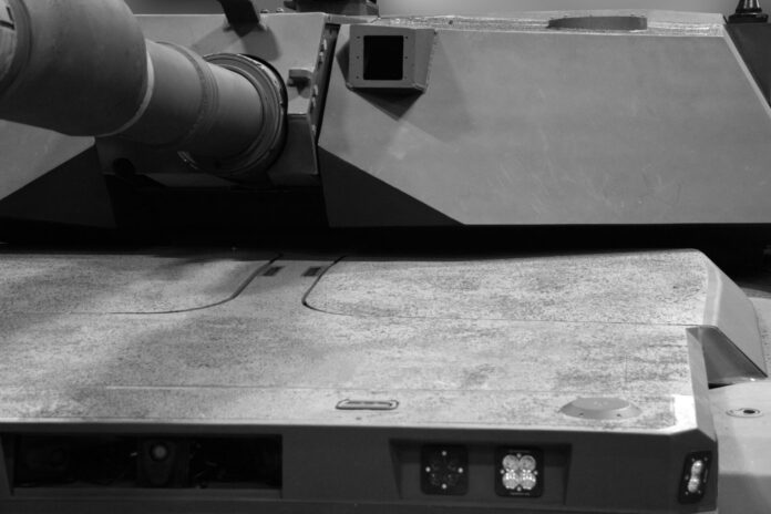 Ausschnitt von Turm und Wannenfront des M1E3-Prototypen. Auffällig sind die Sensoröffnung neben der Hauptwaffe und die beiden Luken vorn.