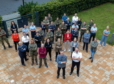 Die Protagonistinnen und weitere Beteiligte des Buches "Kameradschaft und Kampfgeist: Frauen in der Bundeswehr".