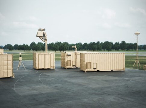 Drohnenabwehrsystem ASUL erhält kinetische Wirkmittel 6 Das Drohnenabwehrsystem ASUL mit der von Hensoldt in einen Container integrierten Kongsberg-Waffenstation (l. u. r.).