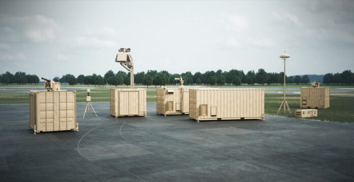 Das Drohnenabwehrsystem ASUL mit der von Hensoldt in einen Container integrierten Kongsberg-Waffenstation (l. u. r.).