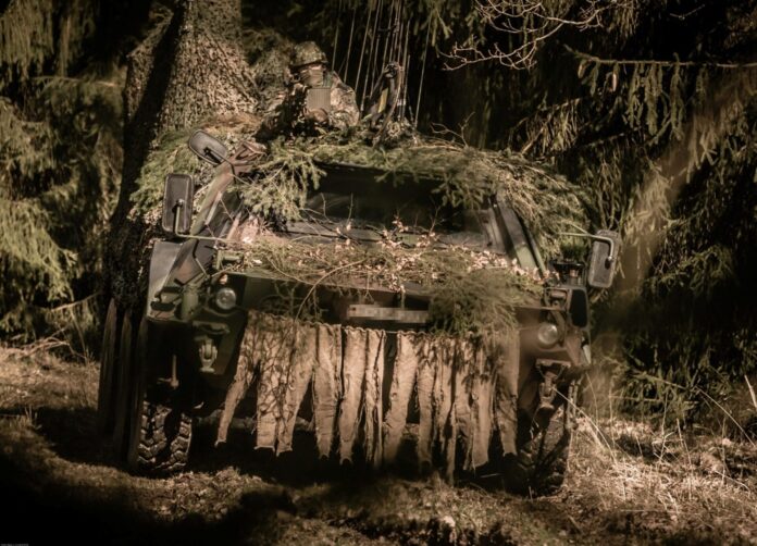 Der Funk-Störpanzer Hummel wartet, gut getarnt und unter Eigenschutz, auf seinen Störeinsatz.