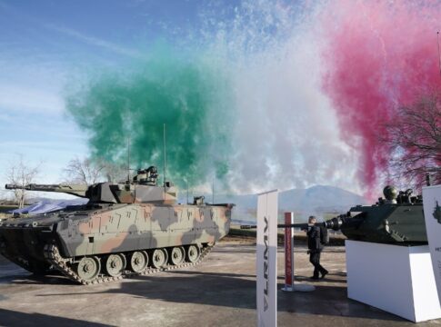 Mit einer farbenfrohen Zeremonie wurden die ersten vier Schützenpanzer Lynx an das italienische Heer übergeben.