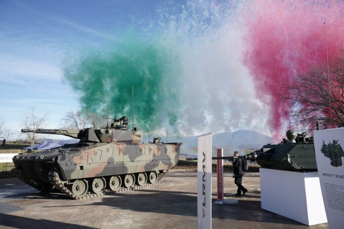 Mit einer farbenfrohen Zeremonie wurden die ersten vier Schützenpanzer Lynx an das italienische Heer übergeben.