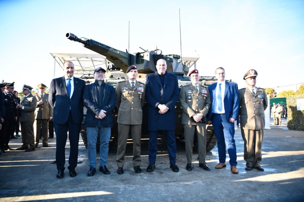 Lynx für Italien: erste vier Schützenpanzer ausgeliefert 4 Hochrangige Vertreter aus Politik und Streitkräften Italiens sowie der italienischen und deutschen und Industrie nahmen an der Zeremonie teil.