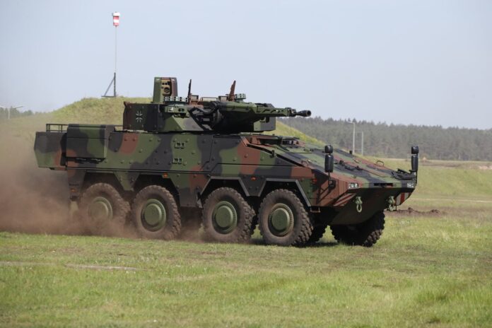 Der Schwere Waffenträger Infanterie verfügt über einen bemannten Turm auf der Boxer-Plattform.