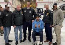 Operation gelungen, Präsident sitzt: Nicolás Maduro mit Agenten der US-Drogenbehörde nach seiner Festnahme in der Operation Absolute Resolve.