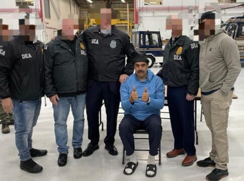 Operation gelungen, Präsident sitzt: Nicolás Maduro mit Agenten der US-Drogenbehörde nach seiner Festnahme in der Operation Absolute Resolve.