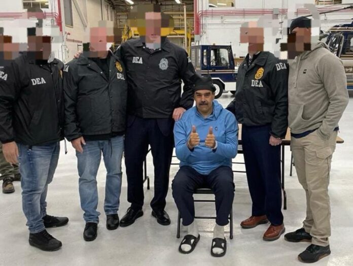 Operation gelungen, Präsident sitzt: Nicolás Maduro mit Agenten der US-Drogenbehörde nach seiner Festnahme in der Operation Absolute Resolve.