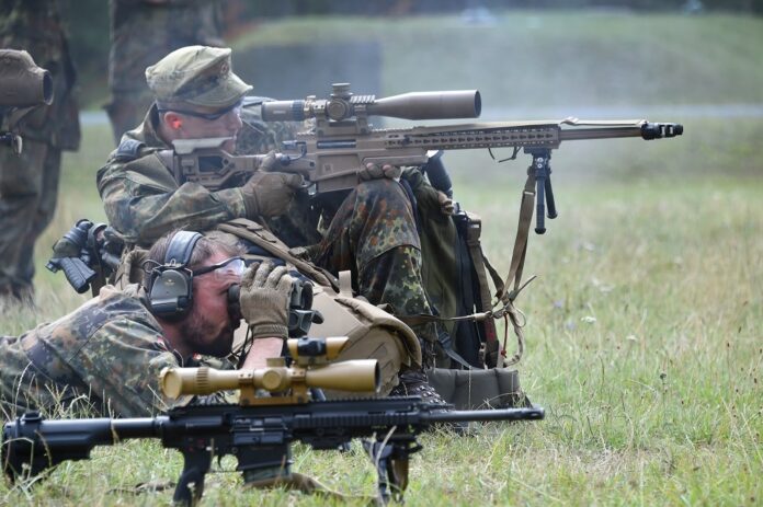 Scharfschützentrupp der Bundeswehr beim Einschießen des G22A2 und des G27.