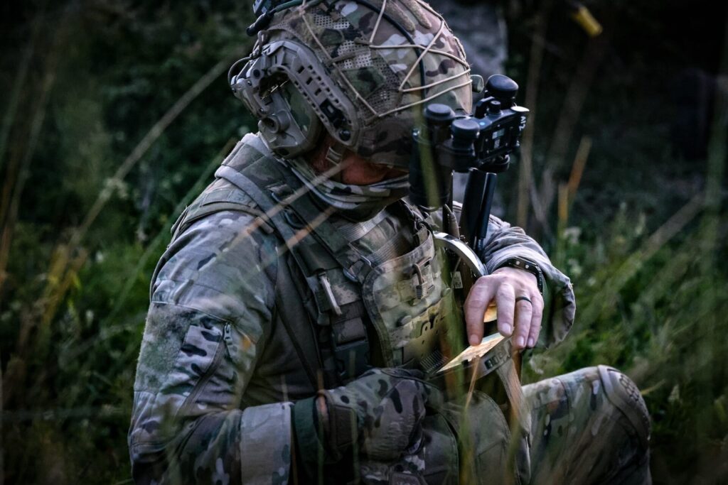 Ein britischer Soldat gibt über sein Endgerät Lageinformationen in das Gefechtsnetzwerk ein.