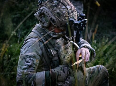 British Army: Rheinmetall digitalisiert Gefechtsausbildung 7 Ein Soldat der British Army gibt über sein Endgerät Lageinformationen in das Gefechtsnetzwerk ein.