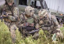 Bundeswehrsoldaten beim Blick in die digitale Lagekarte.