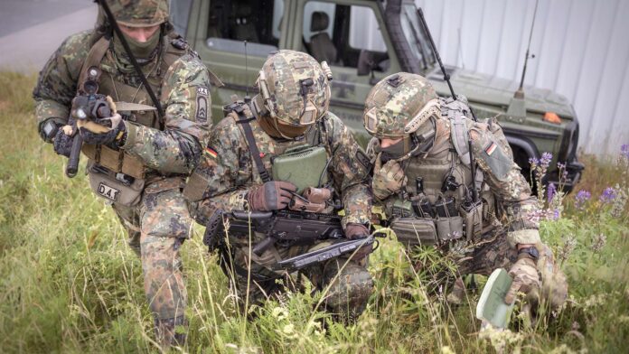 Bundeswehrsoldaten beim Blick in die digitale Lagekarte.