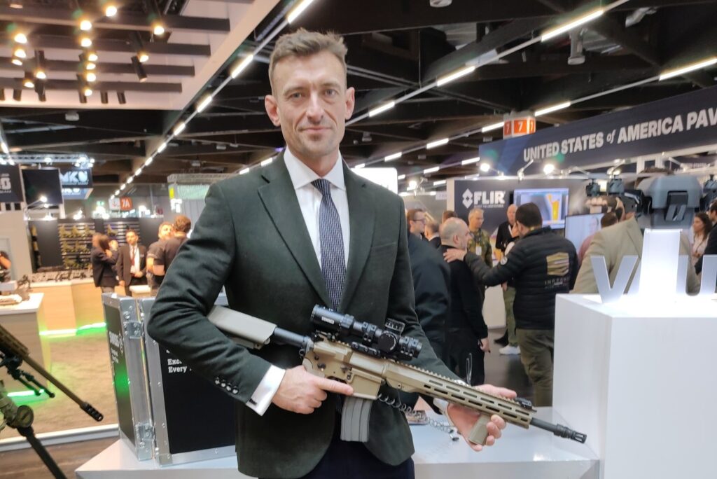 Jack Cadwell von Beretta Defence Technologies zeigt das SAKO ARG-40 mit Steiner-Optik, eines der beiden Angebote von BDT für das britische Project Grayburn.