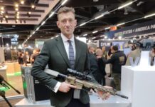 Jack Cadwell von Beretta Defence Technologies zeigt das SAKO ARG-40 mit Steiner-Optik, eines der beiden Angebote von BDT für das britische Project Grayburn.