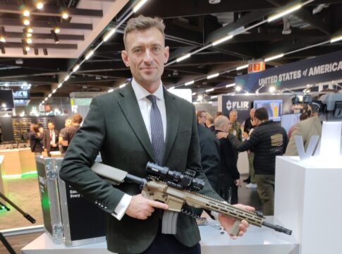 Jack Cadwell von Beretta Defence Technologies zeigt das SAKO ARG-40 mit Steiner-Optik, eines der beiden Angebote von BDT für das britische Project Grayburn.