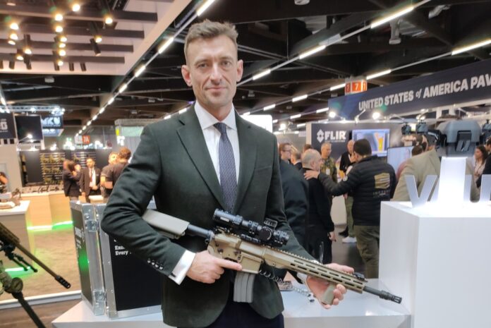 Jack Cadwell von Beretta Defence Technologies zeigt das SAKO ARG-40 mit Steiner-Optik, eines der beiden Angebote von BDT für das britische Project Grayburn.