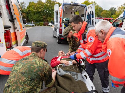 Soldaten vom Sanitätsregiment 2 der Bundeswehr übergeben bei einer Übung einen versorgten Patienten an das Deutsche Rote Kreuz.