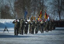 Soldaten aus sieben NATO-Ländern marschierten zum Wechsel der Multinational Battlegroup Lithuania unter das KIommando der Panzerbrigade 45 "Litauen" in Kaunas auf.
