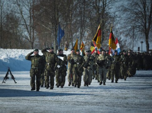 Soldaten aus sieben NATO-Ländern marschierten zum Wechsel der Multinational Battlegroup Lithuania unter das KIommando der Panzerbrigade 45 "Litauen" in Kaunas auf.