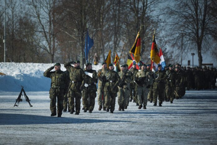 Soldaten aus sieben NATO-Ländern marschierten zum Wechsel der Multinational Battlegroup Lithuania unter das KIommando der Panzerbrigade 45 
