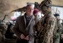 Bundesverteidigungsminister Boris Pistorius (l.) im Gespräch mit einem Angehörigen des Kommando Spezialkräfte (KSK).