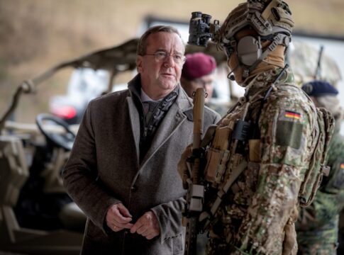 Bundesverteidigungsminister Boris Pistorius (l.) im Gespräch mit einem Angehörigen des Kommando Spezialkräfte (KSK).