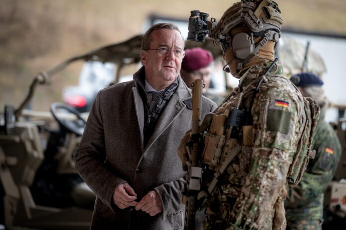 Bundesverteidigungsminister Boris Pistorius (l.) im Gespräch mit einem Angehörigen des Kommando Spezialkräfte (KSK).